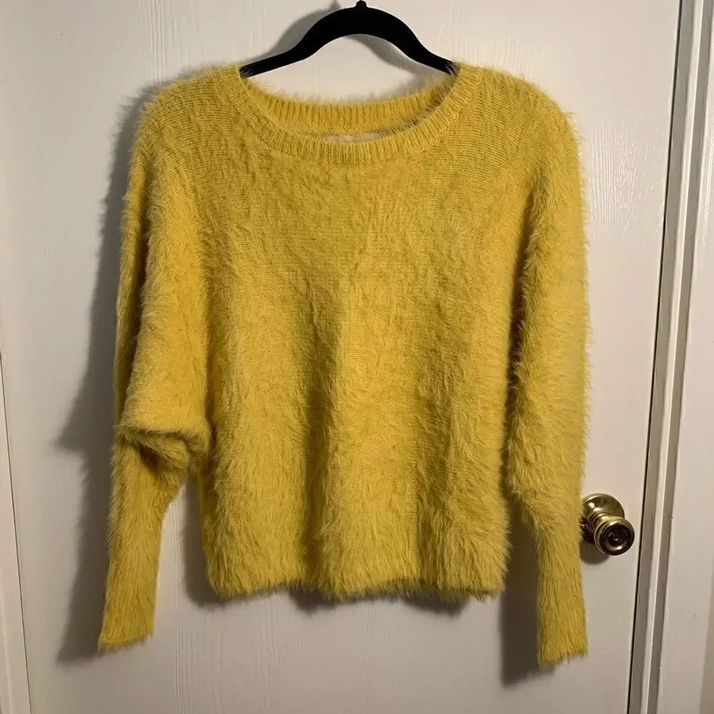 Jessica Simpson EUC yellow fuzzy cropped sweater Size XS